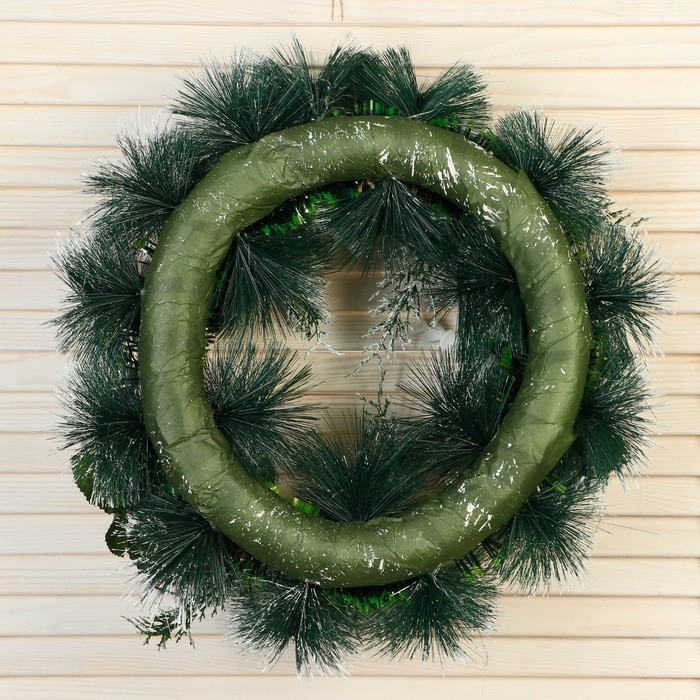 Венок новогодний d- 37 см  Венок новогодний d- 37 см "Уютная сказка" крупные цветы серебро