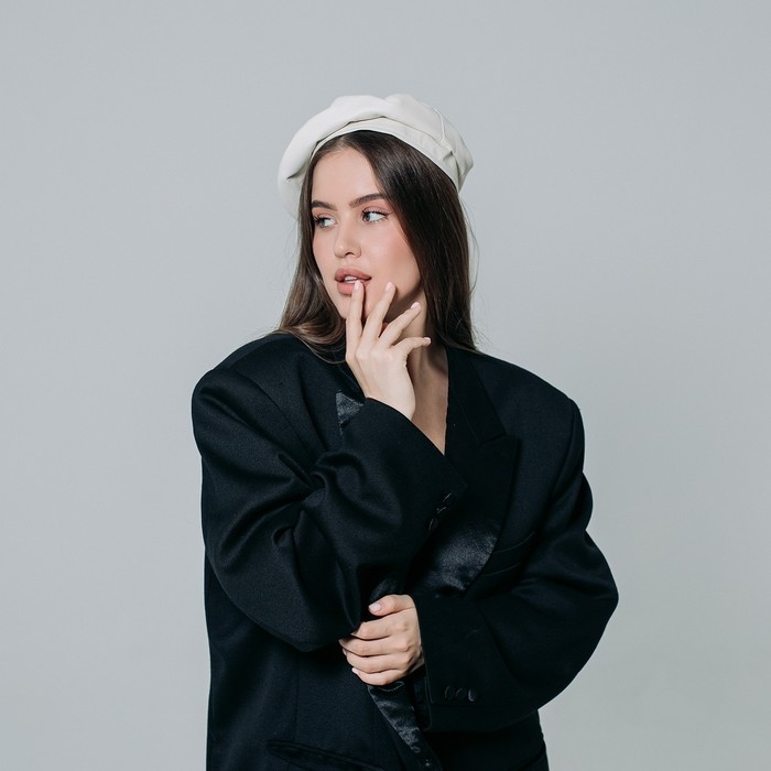 Берет кожаный, бежевый, р-р 56 см