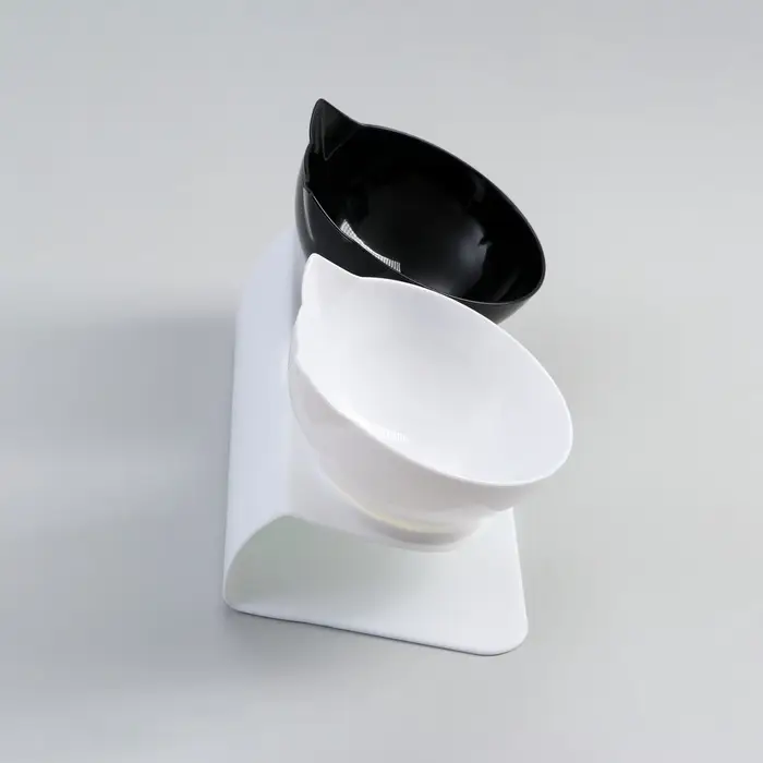 Миски, 27.5&times;14&times;15 см, 2 шт., на белой подставке, пластик, чёрная, белая