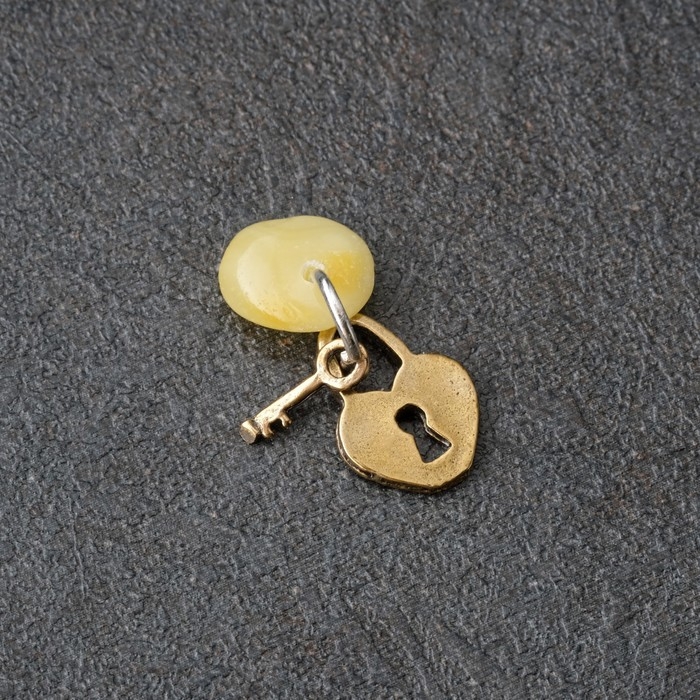 Брелок-талисман  Брелок-талисман "Замок", натуральный янтарь