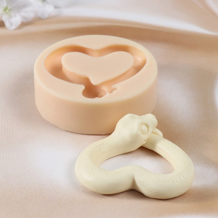 Молд силиконовый Молд силиконовый "Змея сердце" 2,5х8х8 см