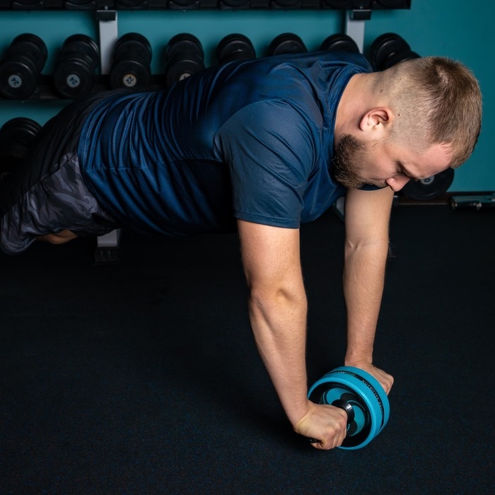 Ролик для пресса ONLYTOP, 38х17х17 см, с ковриком, цвет голубой Ролик для пресса ONLYTOP, 38х17х17 см, с ковриком, цвет голубой