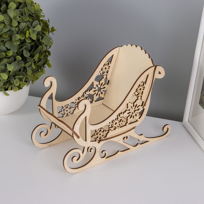 Шкатулка-сани  Шкатулка-сани "Змея. Снежинки" 21х14х10 см