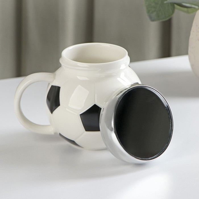 Кружка керамическая с крышкой &laquo;Футбольный мяч&raquo;, 380 мл