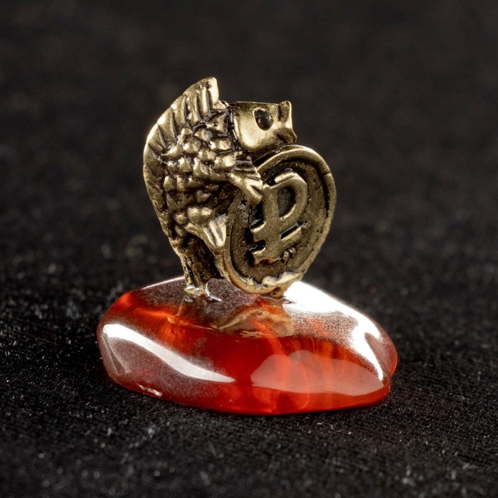 Сувенир Сувенир "Карась с рублём", латунь, янтарь, 2,5х2,5 см