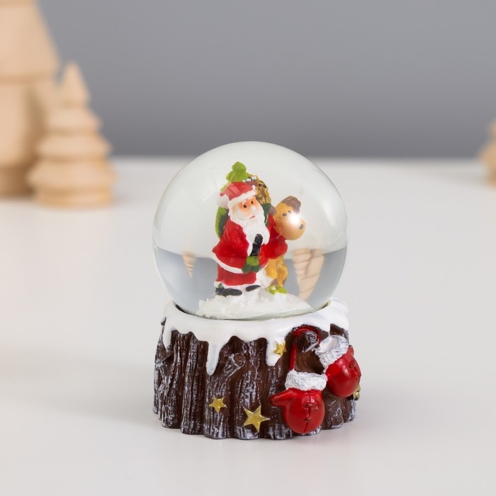 Сувенир полистоун водяной шар Сувенир полистоун водяной шар "Дед Мороз/Снеговик с варежками" МИКС 6,5х4,5х4,5 см