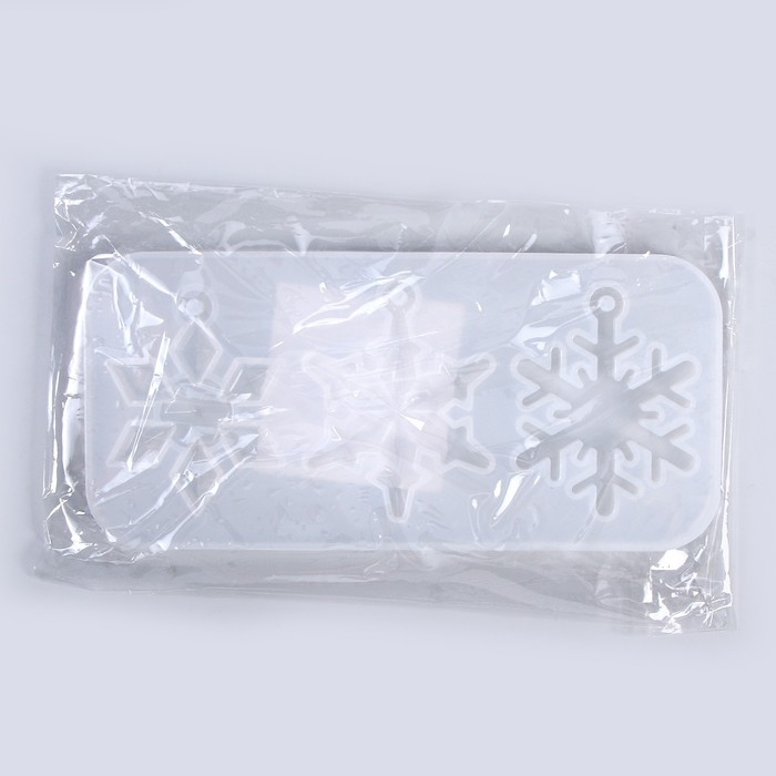 Форма силиконовая универсальная, подвеска «Снежинки» 3 в 1, размер от 5,2 до 5,6 см Форма силиконовая универсальная, подвеска «Снежинки» 3 в 1, размер от 5,2 до 5,6 см