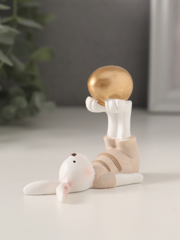 Сувенир полистоун "Белый зайчик в бежевом наряде, с золотым яичком" 8х4,5х7 см