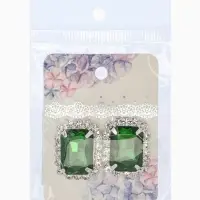 Серьги со стразами "Роскошь", прямоугольник, цвет зелёно-белый в серебре