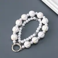 Брелок на карабине "Две нитки с жемчугом" бусины d=0,8 и 1,6 см 12,5х1,6 см