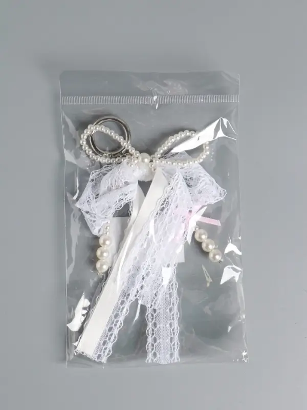 Брелок на карабине Брелок на карабине "Жемчужный бант с кружевной тесьмой" бусины d=0,4 и 0,8 см 16х9,5х1 см