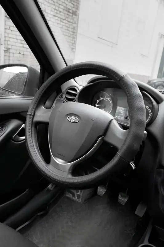 Оплетка на руль (нат. кожа) AVS GL-940M-B (размер M, черный) - Серия "Classic"