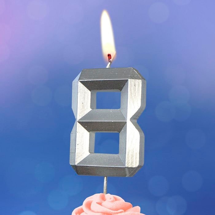 Свеча в торт на шпажке «Серебряные грани», цифра 8, серебряная