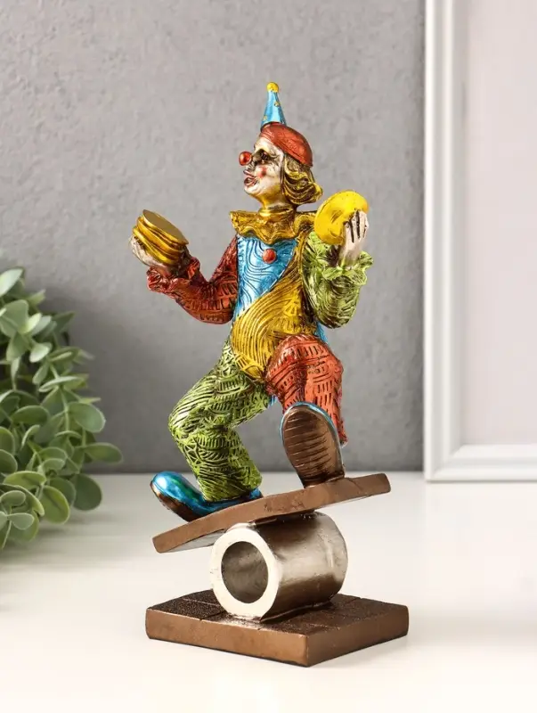 Фигура полистоун &laquo;Клоун-эквилибрист с тарелками&raquo;, 11.8&times;8.3&times;24.9 см