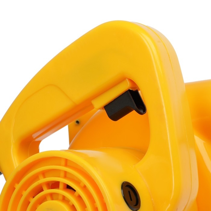 Воздуходувка электрическая ТУНДРА, функция всасывания, 800 Вт, 13000 об/мин, 138 м3/час Воздуходувка электрическая ТУНДРА, функция всасывания, 800 Вт, 13000 об/мин, 138 м3/час