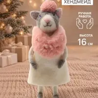 Фигурка - подвеска декоративная &laquo;Кошечка с белом пальто с мехом и розовом берете&raquo;, войлочная, 6&times;4.5&times;16 см