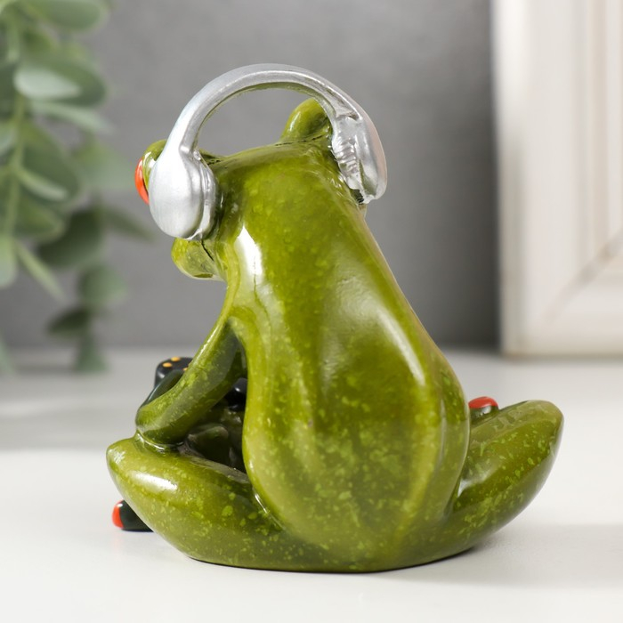 Сувенир полистоун лак Сувенир полистоун лак "Лягушонок играет в приставку" МИКС 8х7х8 см