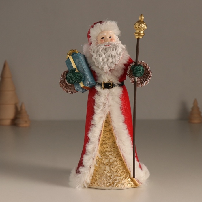 Сувенир полистоун  Сувенир полистоун "Дед Мороз в красной шубе, с посохом, с подарком" 11,5х8,5х20,5 см