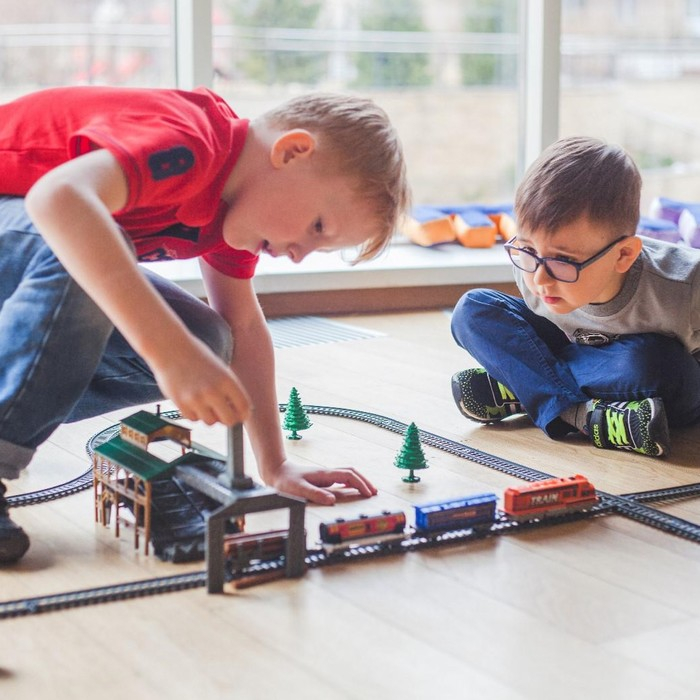 Железная дорога «Лесопилка», работает от батареек, длина пути 450 см Железная дорога «Лесопилка», работает от батареек, длина пути 450 см