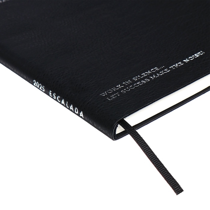 Еженедельник датир 2025г мягк обл иск кож А6+ 80л ESCALADA, тис ф, кр бл 70 г/м², чёрный Еженедельник датир 2025г мягк обл иск кож А6+ 80л ESCALADA, тис ф, кр бл 70 г/м², чёрный