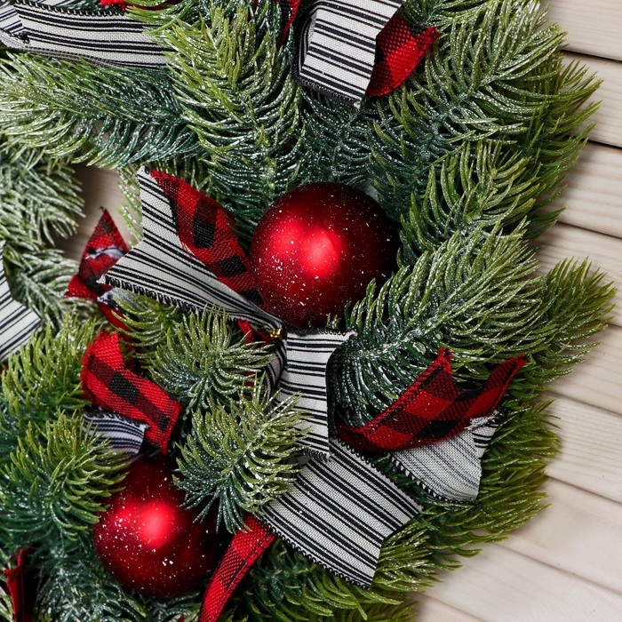 Венок новогодний d- 36 см  Венок новогодний d- 36 см "Уютная сказка" клетчатые ленты алые шары