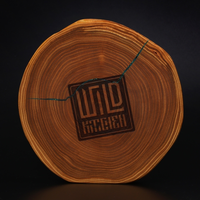 Доска разделочная из спила Wild Kitchen, d=160-200 мм, толщина 30 мм, цельный массив кедра Доска разделочная из спила Wild Kitchen, d=160-200 мм, толщина 30 мм, цельный массив кедра