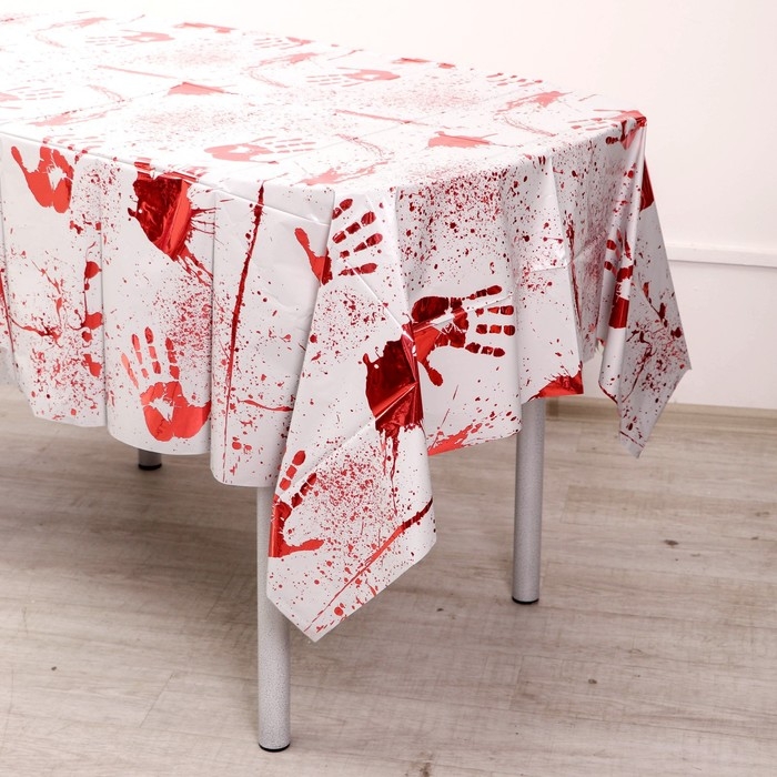 Скатерть &laquo;Кровавые следы&raquo;, 137 &times; 183 см