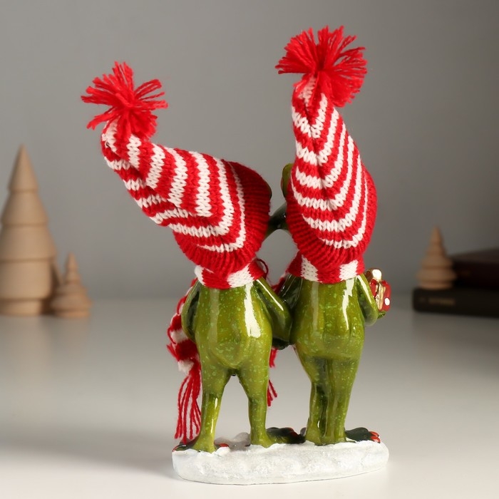 Сувенир полистоун лак Сувенир полистоун лак "Две лягухи в шапочках и шарфиках с подарком" 10,5х5,5х19 см