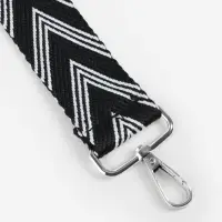 Ручка для сумки &laquo;Стрелки тройные&raquo;, с карабинами, 139&plusmn;3&times;3.8 см, чёрная, белая