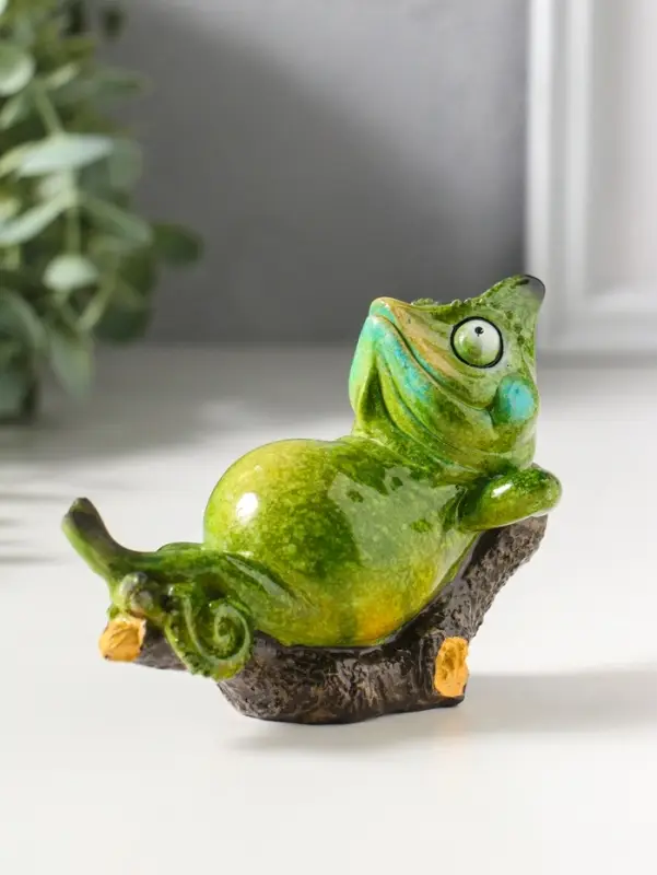 Сувенир полистоун лак "Хамелеон отдыхает на лежаке" зелёный 10,8х6х8,2 см