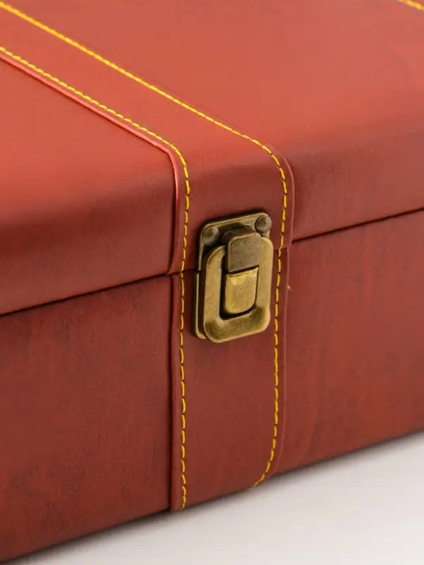 Шкатулка дерево, кожзам под 2 бутылки "Гладкая кожа" коричневая 4 предмета 34,5х20х12 см