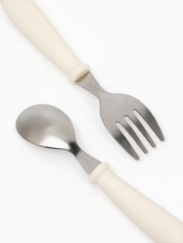 Набор детских столовых приборов в футляре: вилка, ложка Крошка Я бежевый Набор детских столовых приборов в футляре: вилка, ложка Крошка Я бежевый