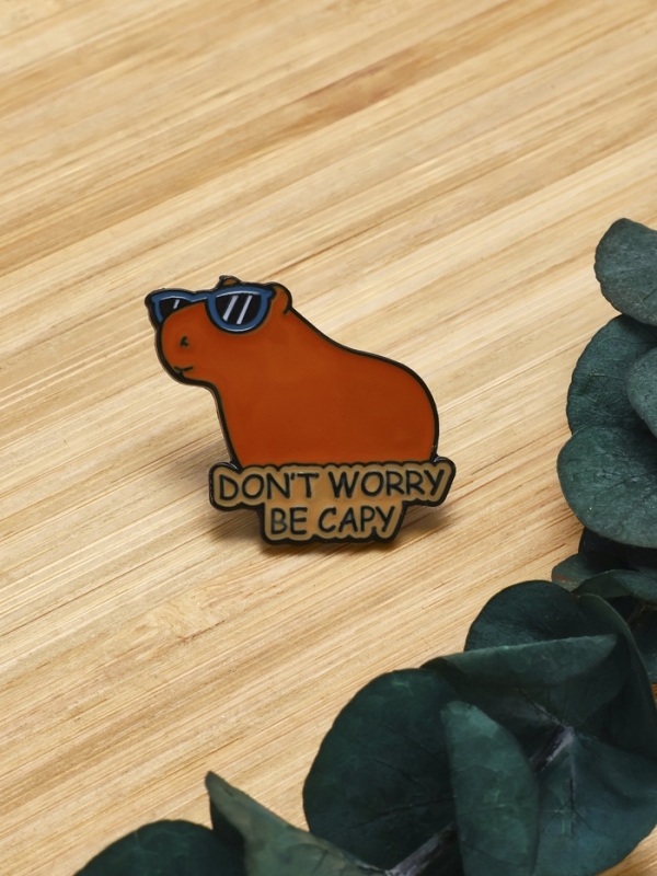 Значок «Капибара» не волнуйся, оранжевый в чёрном металле Значок «Капибара» не волнуйся, оранжевый в чёрном металле