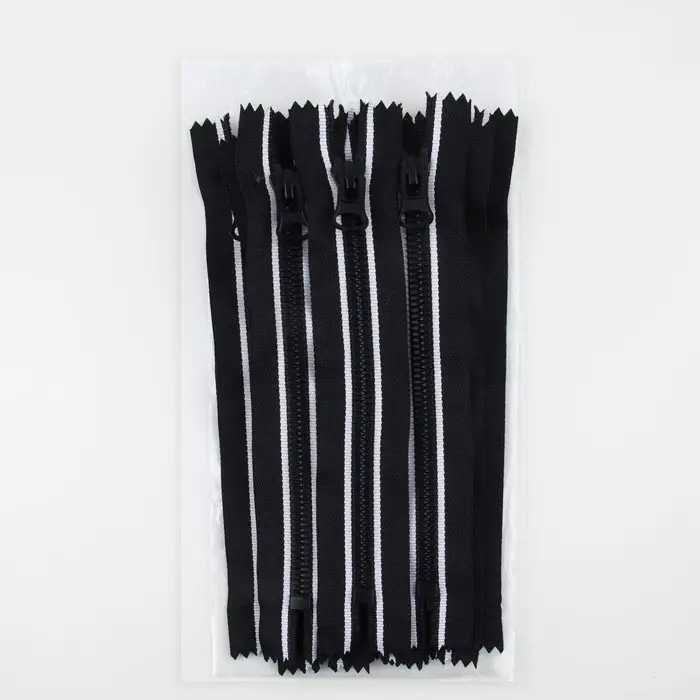 Молния «Трактор», №8, неразъёмная, замок автомат, 18 см, чёрная, белая Молния «Трактор», №8, неразъёмная, замок автомат, 18 см, чёрная, белая