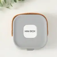 Шкатулка пластик для украшений с зеркалом, с ручкой 3 ячейки, 3 полосы, серый 9х9х3,8 см