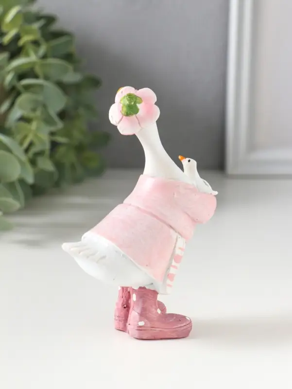 Сувенир полистоун "Гусыня в розовом платье с передником, с малышом" 6х4х9,5 см