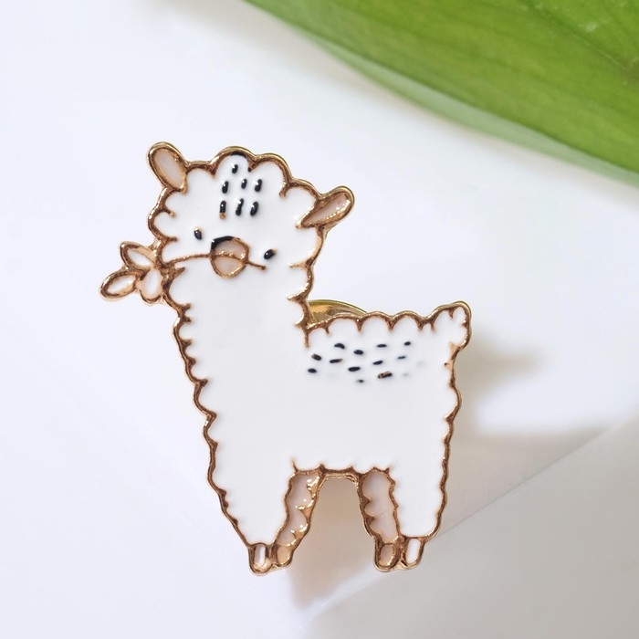 Значок «Лама» милашка, цвет белый в золоте Значок «Лама» милашка, цвет белый в золоте