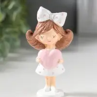 Сувенир полистоун "Девочка с большим бантом в волосах, держит сердце" 4,7х3х9 см