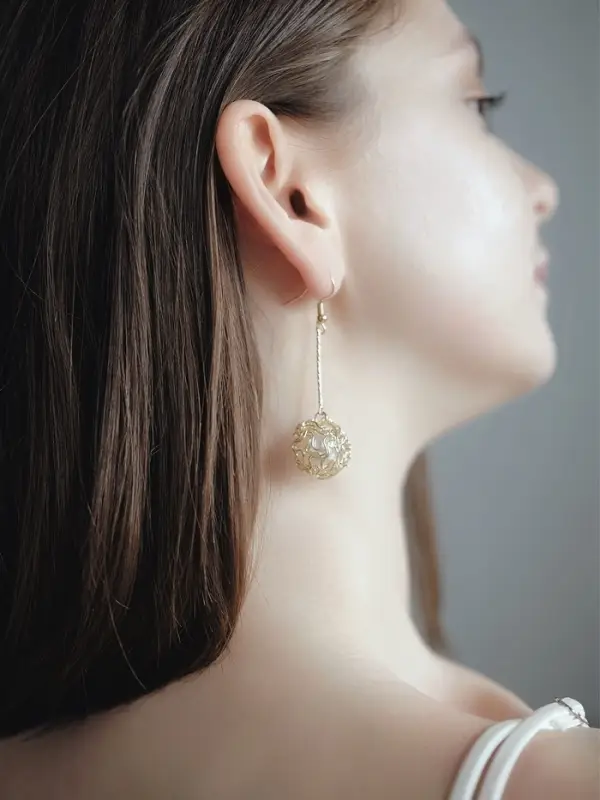 Серьги висячие &laquo;Шар плетёный&raquo;, белые в золоте, 6.5 см