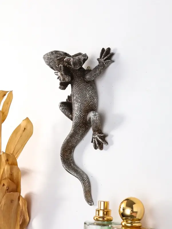 Панно интерьерное полистоун "Плащеносная ящерица" чернённое серебро 21х11,5х4,5 см