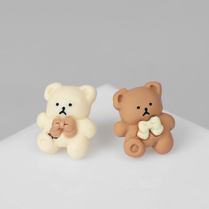 Серьги пластик «Мишка» с бантиком, цвет бело-коричневый в серебре Серьги пластик «Мишка» с бантиком, цвет бело-коричневый в серебре