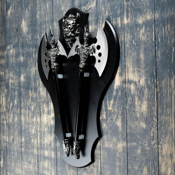 Сувенирное оружие Сувенирное оружие " Топоры" на планшете с демоном, 45х57 см