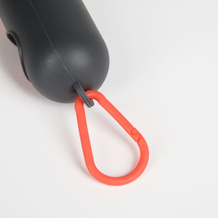 Контейнер с пакетами для уборки за собаками (рулон 15 пакетов 29х21 см), серый с красным Контейнер с пакетами для уборки за собаками (рулон 15 пакетов 29х21 см), серый с красным