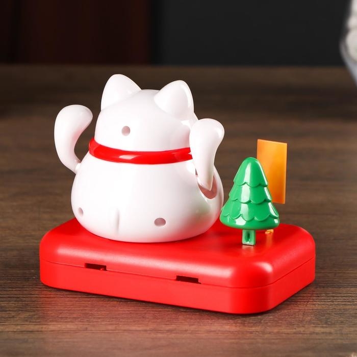 Маятник пластик от солн.батареи Маятник пластик от солн.батареи "Кот Манэки-нэко с деревом и мешком золота" белый 8х10х6 см 501832