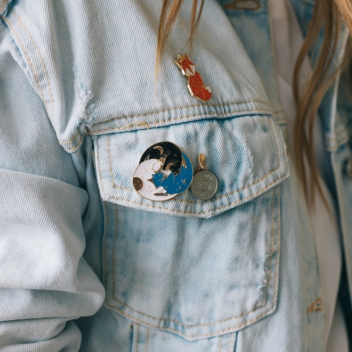 Значок «Небесные коты», цветной в золоте Значок «Небесные коты», цветной в золоте