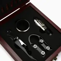 Подарочный набор для вина &laquo;Золотому человеку&raquo;: 4 предмета + шахматы