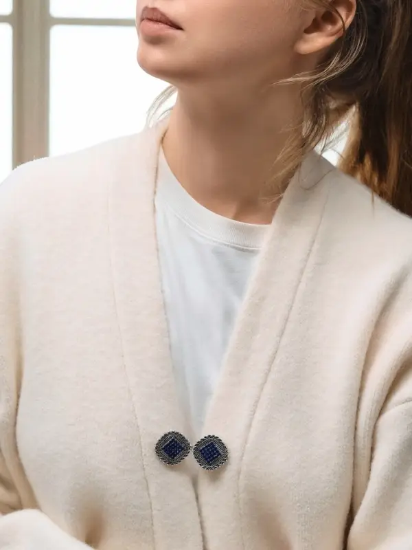 Зажим для кардигана &laquo;Квадраты&raquo;, синий в чернёном серебре