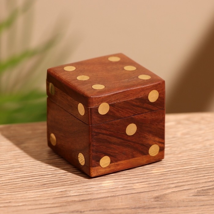 Кубики игральные в шкатулке 4,5х4,5х4,5 см, дерево шишам Кубики игральные в шкатулке 4,5х4,5х4,5 см, дерево шишам
