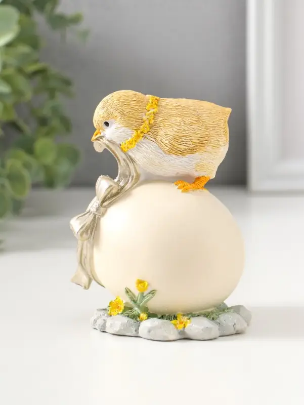 Сувенир полистоун "Цыплёнок завязывает подарочный бант на яйце" 11 см