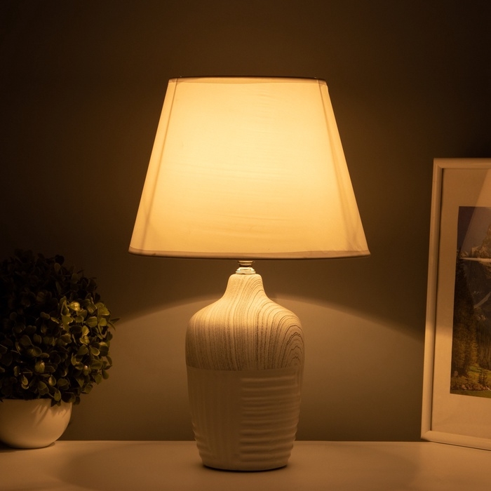 Лампа настольная Лампа настольная "Строгие линии" 1х40Вт Е27 белый/серый 25х25х40см